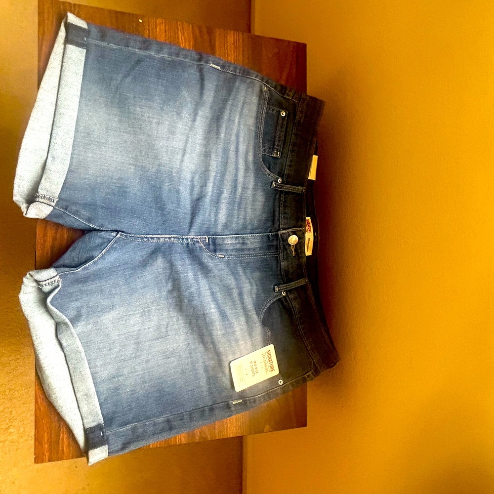 Signature Levi Strauss ladies shorts 16w